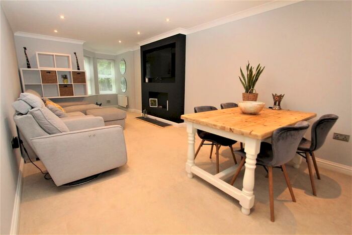 2 Bedroom Flat To Rent In Park Avenue, Roundhay, LS8