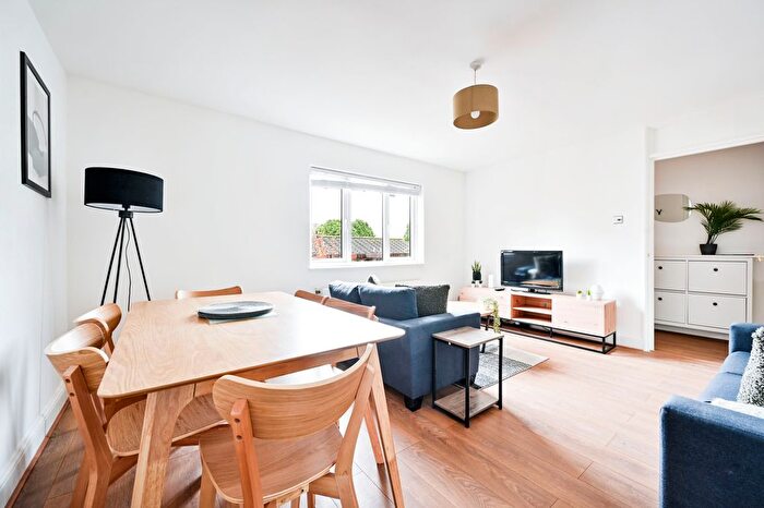 3 Bedroom Maisonette To Rent In Windmill Close, Bermondsey, SE1