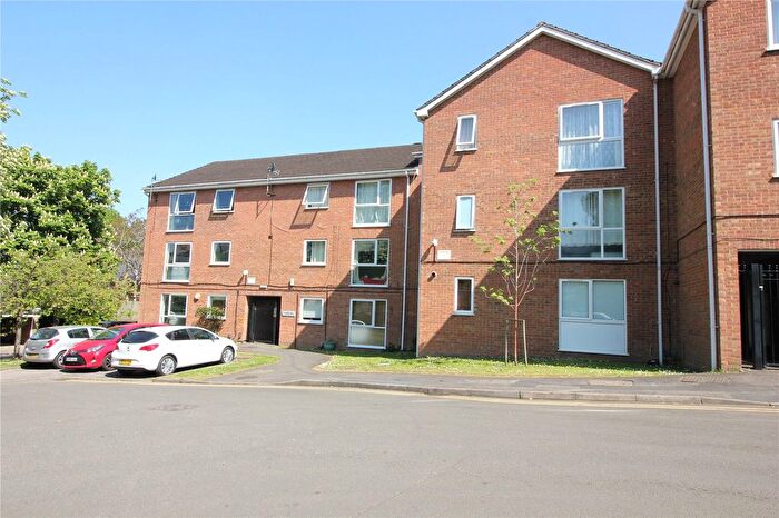 2 Bedroom Flat For Sale In Epping Close, Reading, RG1