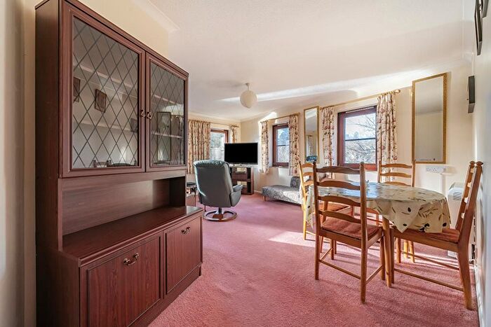 2 Bedroom Flat For Sale In Chesham, Buckingahamshire, HP5