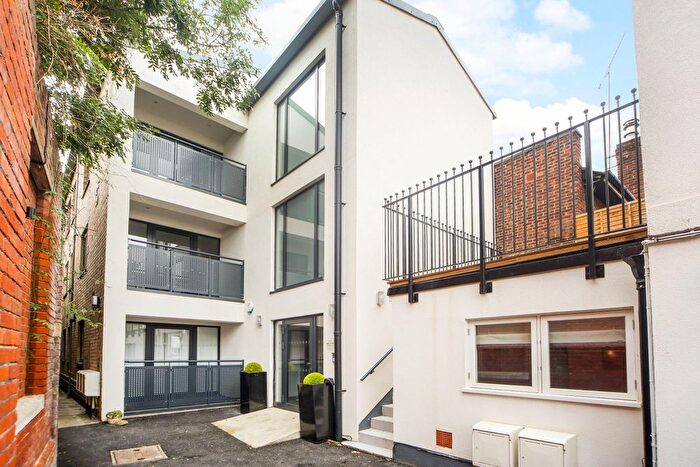 3 Bedroom Flat To Rent In London Street, Chertsey, KT16
