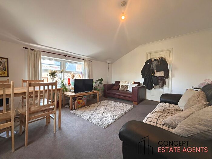 3 Bedroom Flat To Rent In Tooting Bec Road, Tooting Bec, SW17