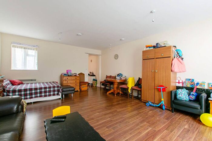 Studio To Rent In Lower Road, Sutton, SM1