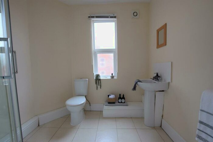 6 Bedroom End Of Terrace House To Rent In West Parade - Student House - /, LN1