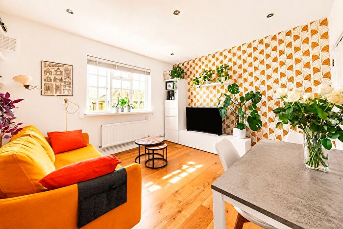 2 Bedroom Flat For Sale In North Street, London, SW4