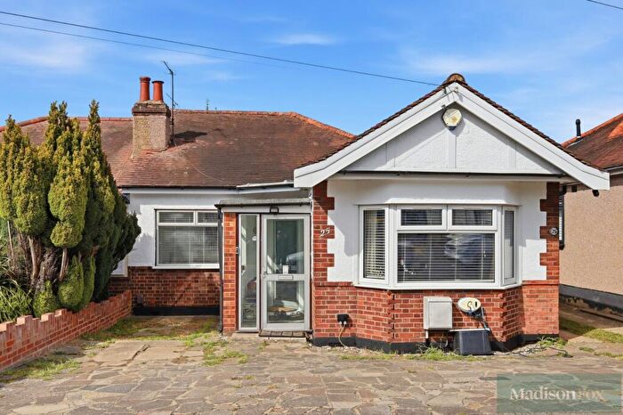 3 Bedroom Bungalow For Sale In Kensington Drive, Woodford Green, IG8