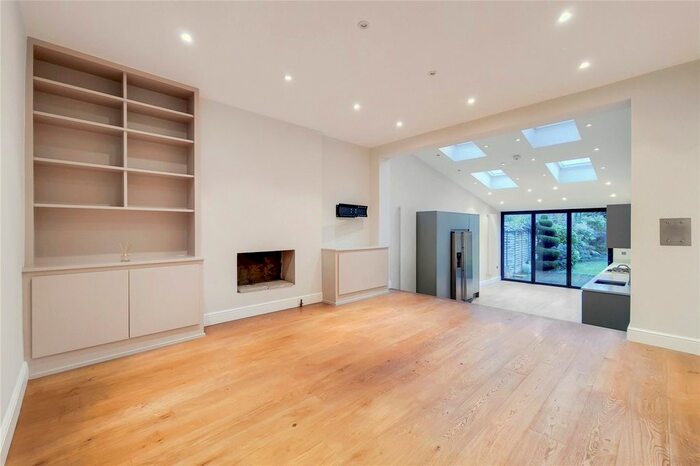 3 Bedroom Flat To Rent In Dryburgh Road, London, SW15