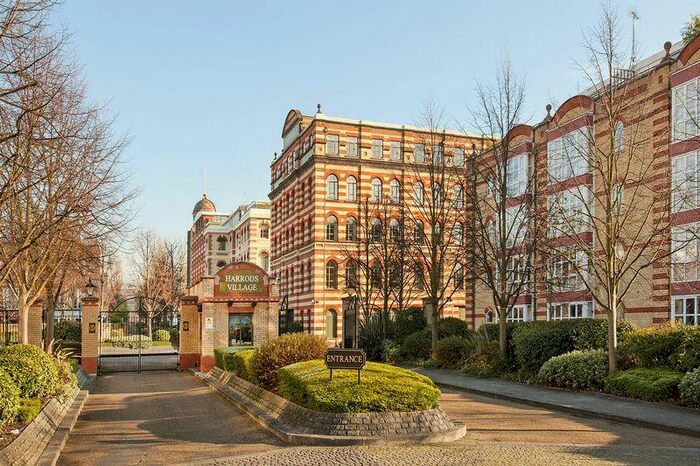 2 Bedroom Apartment To Rent In Amazing Bed Apartment In Sophisticated Development! Harrods Village, SW13