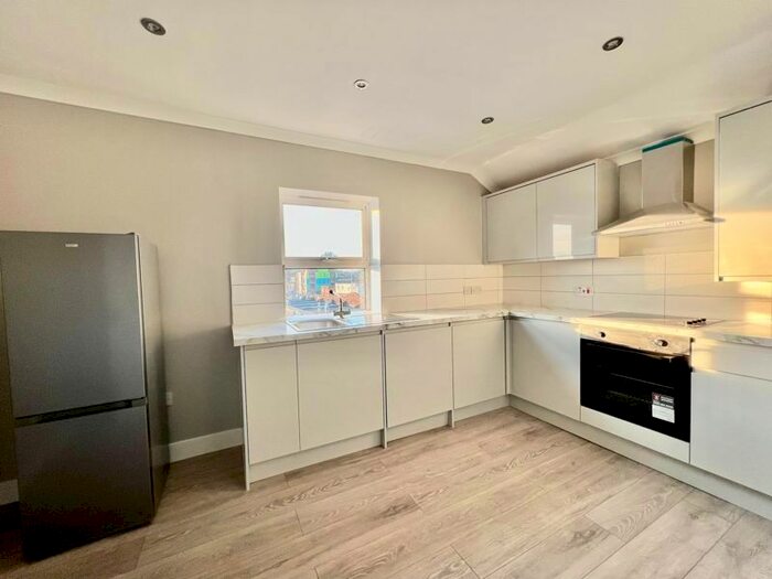 1 Bedroom Flat To Rent In Long Lane, Uxbridge, UB10