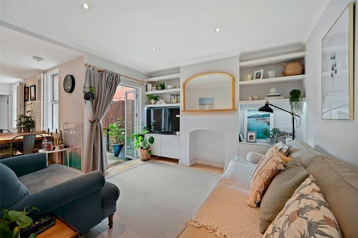 2 Bedroom Flat To Rent In Willow Vale, London, W12
