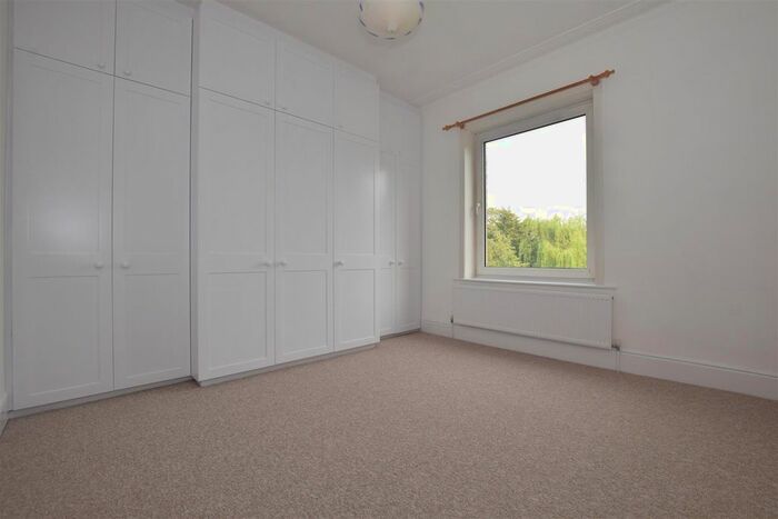 3 Bedroom Flat To Rent In Ballards Lane, London, N3