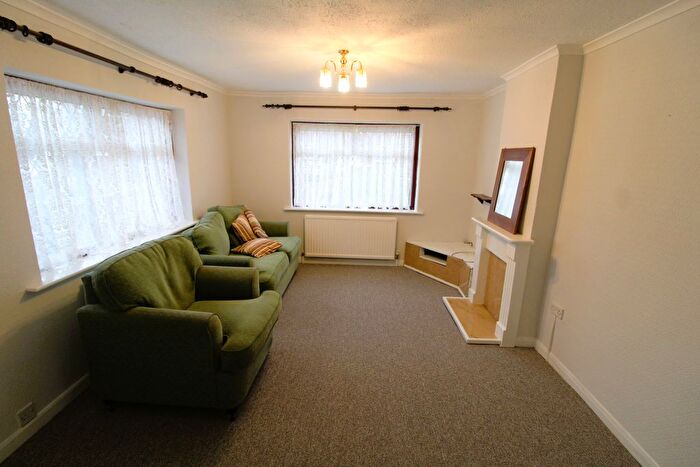 2 Bedroom Detached Bungalow To Rent In Green Lane, Uxbridge, UB8