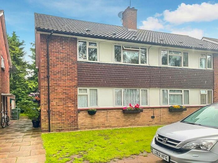 1 Bedroom Flat To Rent In Vicarage Fields, Walton On Thames, Surrey KT12