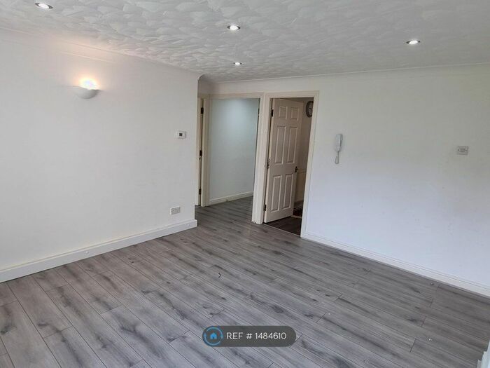 3 Bedroom Flat To Rent In Elysian Fields, Salford, M6