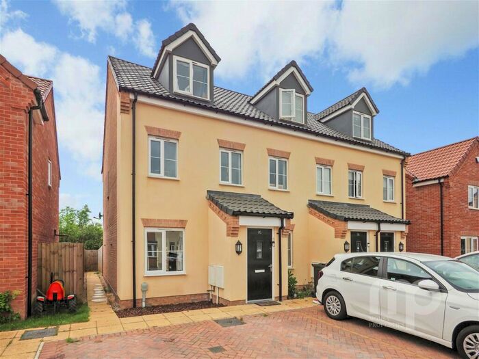 3 Bedroom Semi-Detached House For Sale In Sheppard Drove, Wymondham, NR18