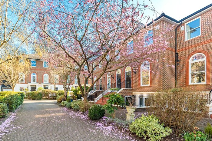 3 Bedroom Maisonette For Sale In King George Square, Richmond, TW10