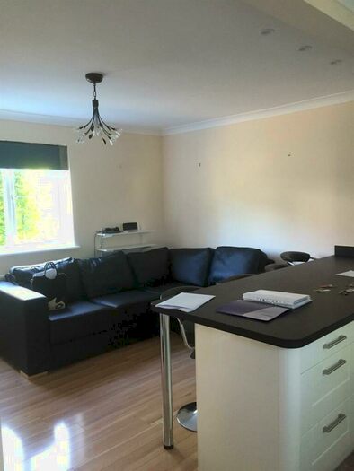 5 Bedroom Semi-Detached House To Rent In Guildford, GU2