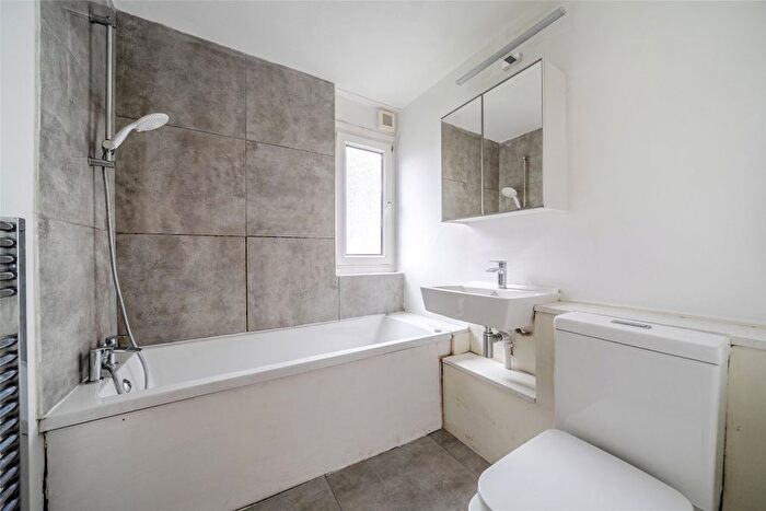 2 Bedroom Flat For Sale In Molyneux Park Road, Tunbridge Wells, Kent, TN4