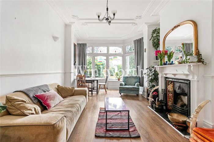 2 Bedroom Apartment For Sale In Selborne Road, London, N14