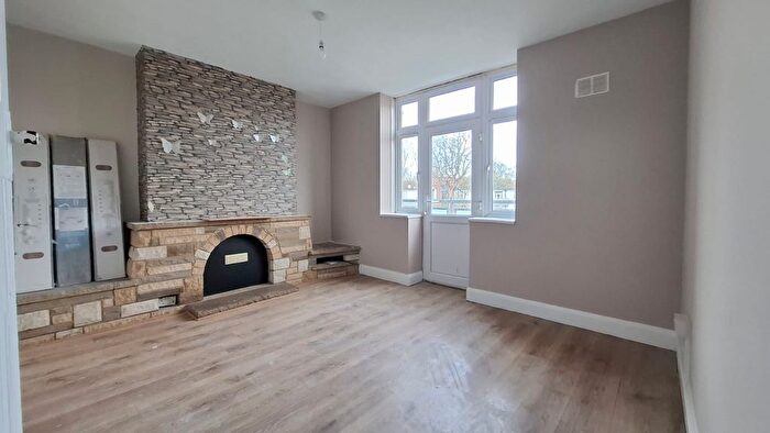 2 Bedroom Flat To Rent In Angel Close, Edmonton, N18