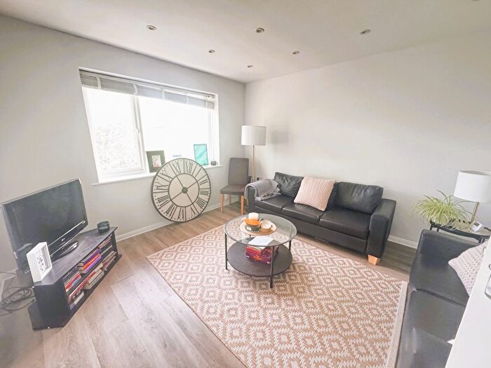 2 Bedroom Flat To Rent In Crescent Lane, London, SW4