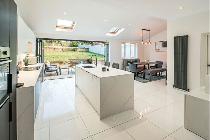 5 Bedroom Semi Detached House For Sale In Iris Crescent, Bexleyheath, DA7