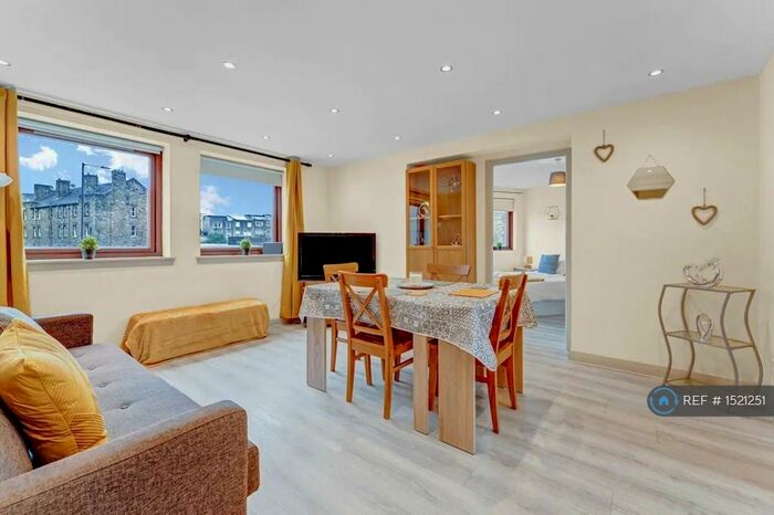 3 Bedroom Flat To Rent In East Crosscauseway, Edinburgh, EH8