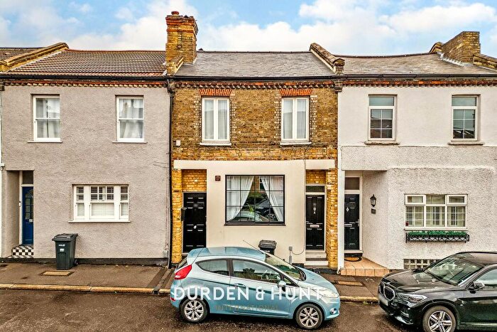 2 Bedroom Apartment For Sale In Nightingale Lane, Wanstead, E11