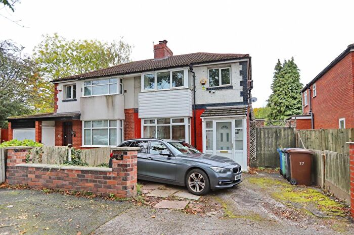 3 Bedroom Semi-Detached House For Sale In Kenilworth Avenue, Whitefield, M45