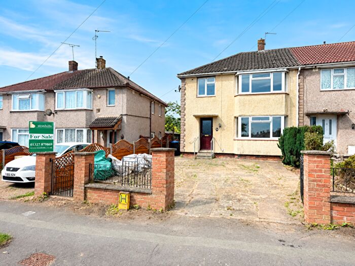 3 Bedroom End Of Terrace House For Sale In Tennyson Road, Daventry, West Northamptonshire, NN11