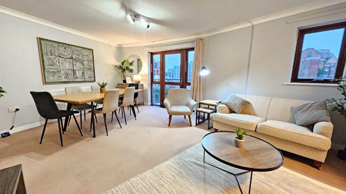 2 Bedroom Flat To Rent In Morris Road, London, E14