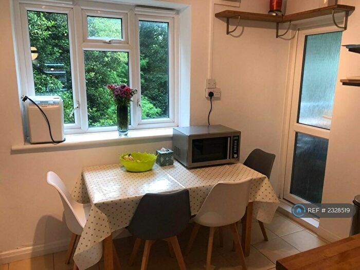 3 Bedroom Flat To Rent In Beaconsfield Close, London, SE3