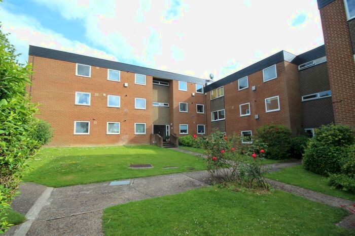 2 Bedroom Flat To Rent In Rosetrees, Guildford, GU1