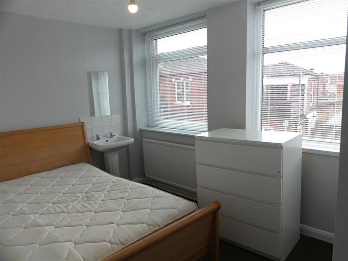 5 Bedroom Detached House To Rent In Holt Road, The Polygon, SO15