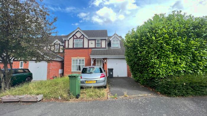 4 Bedroom Semi-Detached House To Rent In Montgomery Avenue, Shefford, SG17