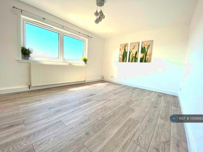 2 Bedroom Flat To Rent In Aitken Court, Leven, KY8