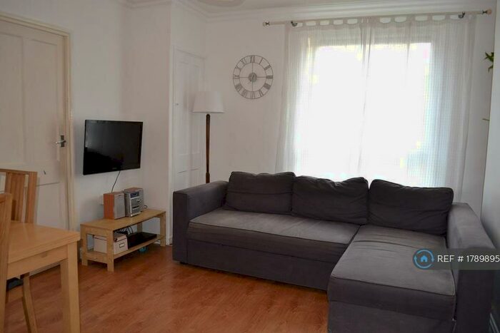 2 Bedroom Flat To Rent In Provost Estate, London, N1