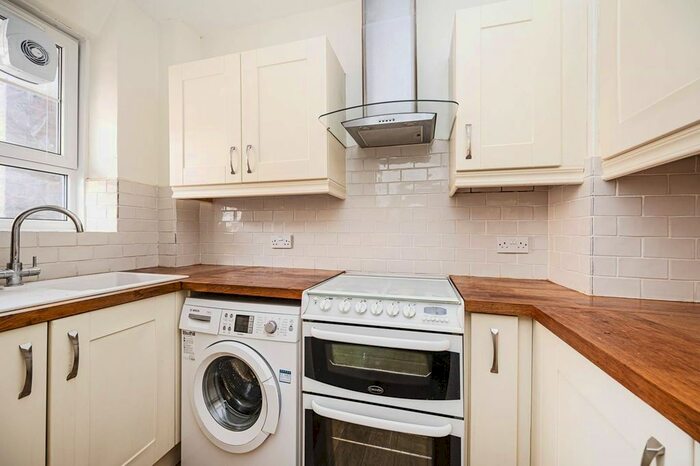 3 Bedroom Flat To Rent In Bromley High Street, Tower Hamlets, London, E3