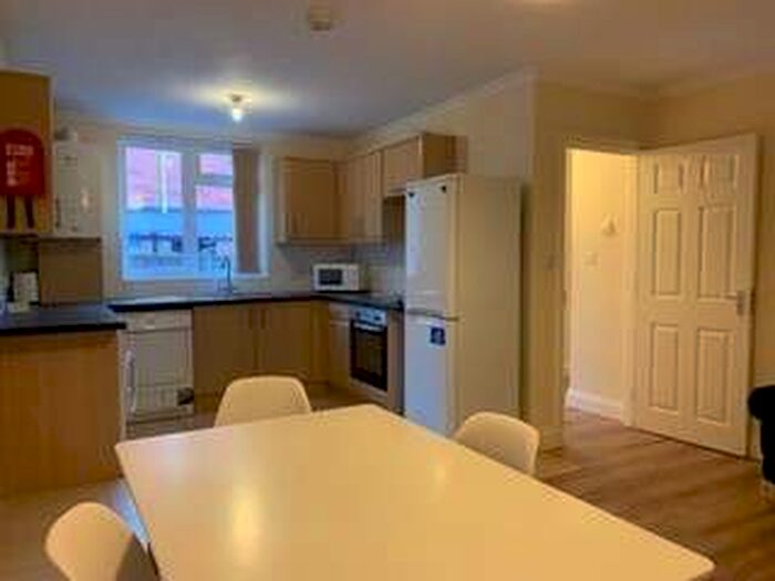 3 Bedroom Flat To Rent In Ripstone Gardens - Highfeild - Southampton, SO17