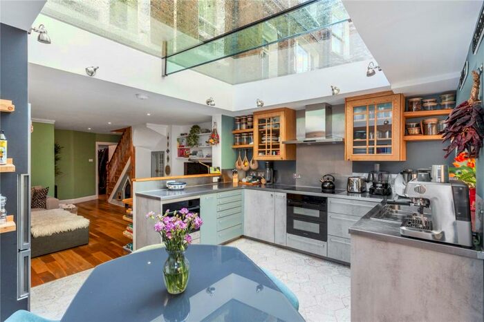 3 Bedroom Apartment To Rent In Lucerne Road, London, N5