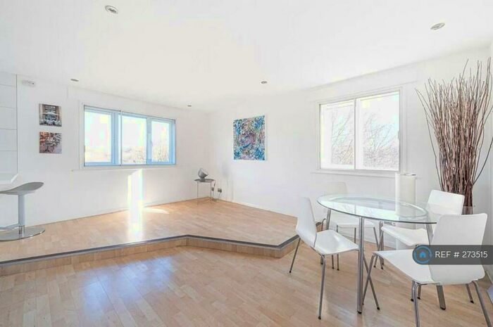 2 Bedroom Flat To Rent In Silverbirch Close, London, N11