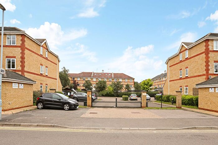 1 Bedroom Flat To Rent In Concord Court, Winery Lane, Kingston Upon Thames, Surrey, KT1