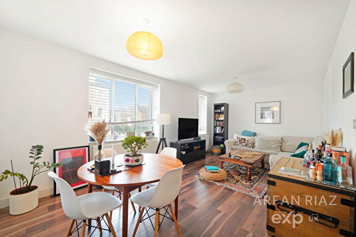 2 Bedroom Flat To Rent In Sylvan Court, Abbey Road, South Hampstead, London, NW6