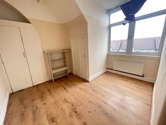 3 Bedroom Flat To Rent In Green Lane, Dagenham, RM8