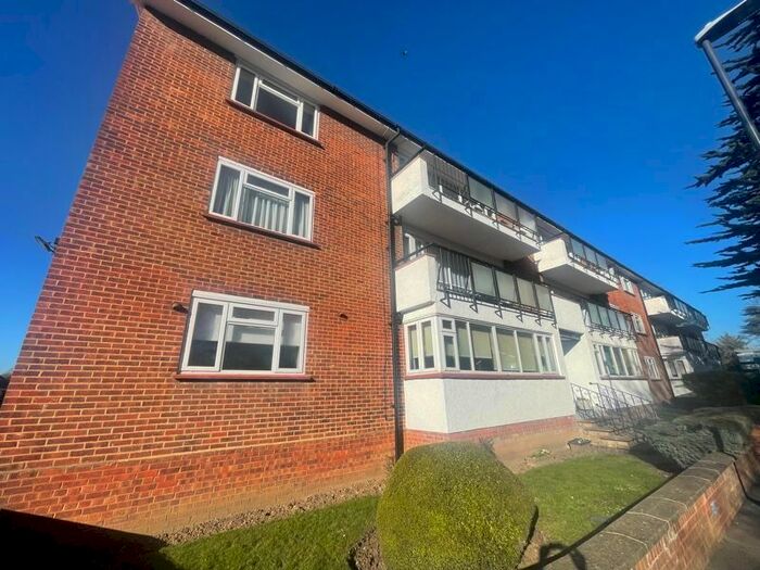 3 Bedroom Flat To Rent In Calthorpe Gardens, Edgware, HA8