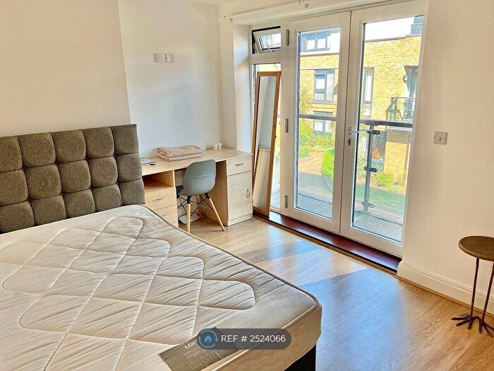 3 Bedroom Flat To Rent In Wilmot House, London, SE11