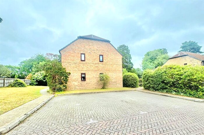 1 Bedroom Maisonette For Sale In Bluebell Rise, Lightwater, Surrey, GU18