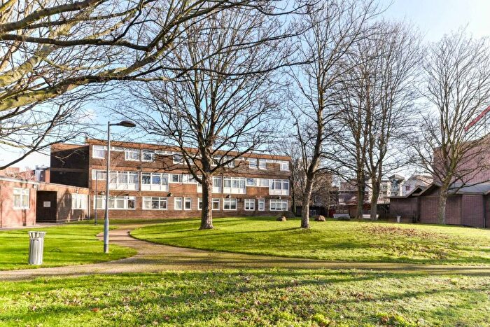 3 Bedroom Flat To Rent In Leopold Street, London, E3