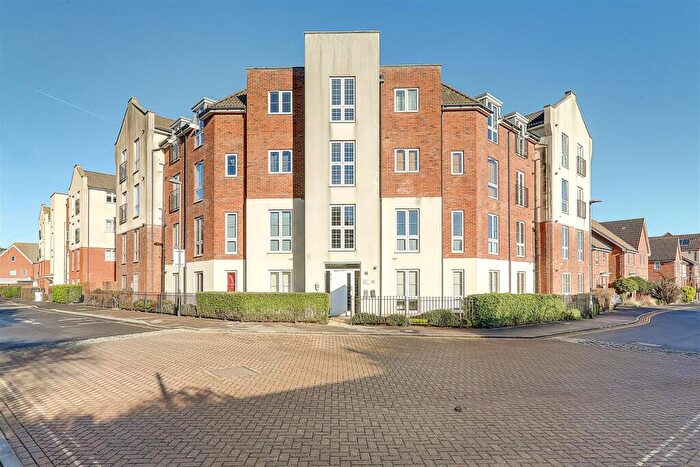 2 Bedroom Flat To Rent In Cambrian Way, Worthing, BN13