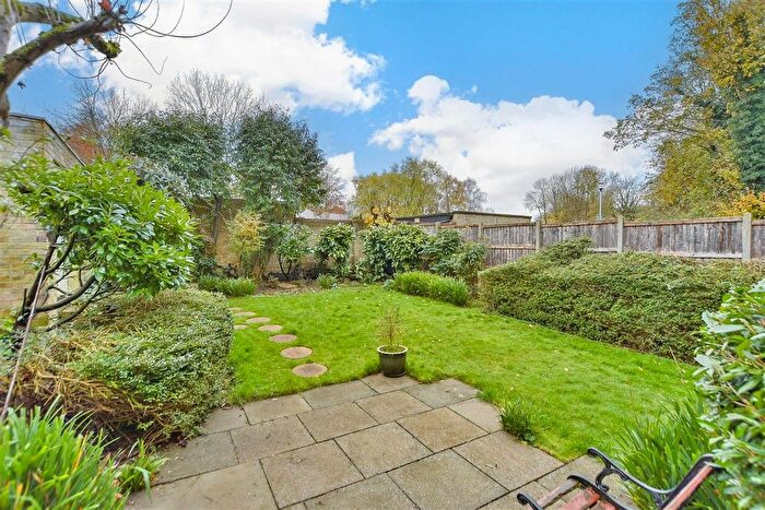 4 Bedroom Terraced House For Sale In Lambardes, New Ash Green, Longfield, Kent, DA3